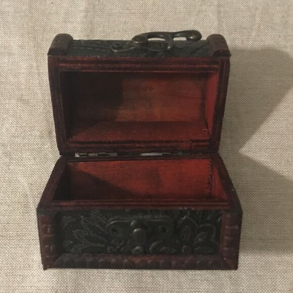 Vintage Wooden Mini Treasure Chest Box - Picture 4 of 12
